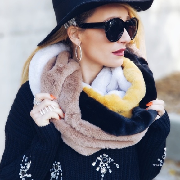 MODA ME COUTURE Accessories - Infinity Scarf Faux Fur ColorBlock